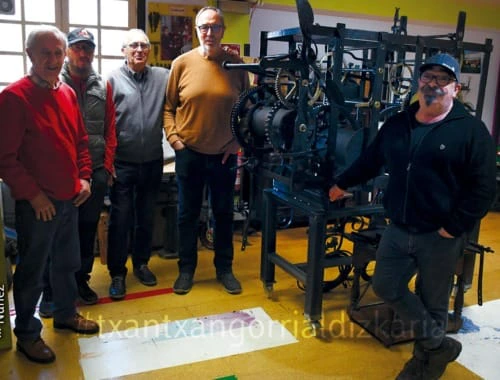 Los miembros de Burdina taldea con el reloj de Sorabilla. Foto: Núñez