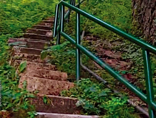 Las escaleras salen junto a la central de Bertxin.