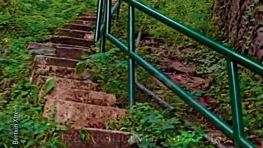 Las escaleras salen junto a la central de Bertxin.