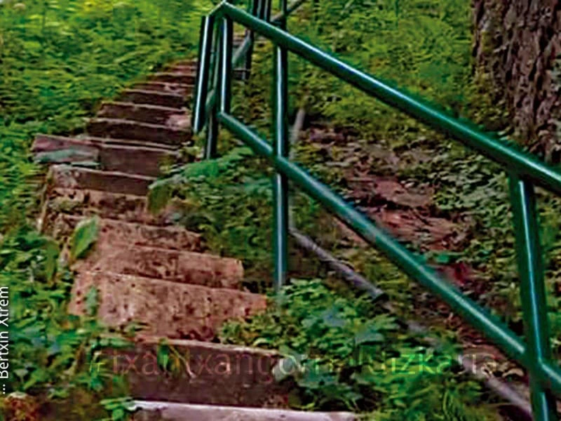 Las escaleras salen junto a la central de Bertxin.