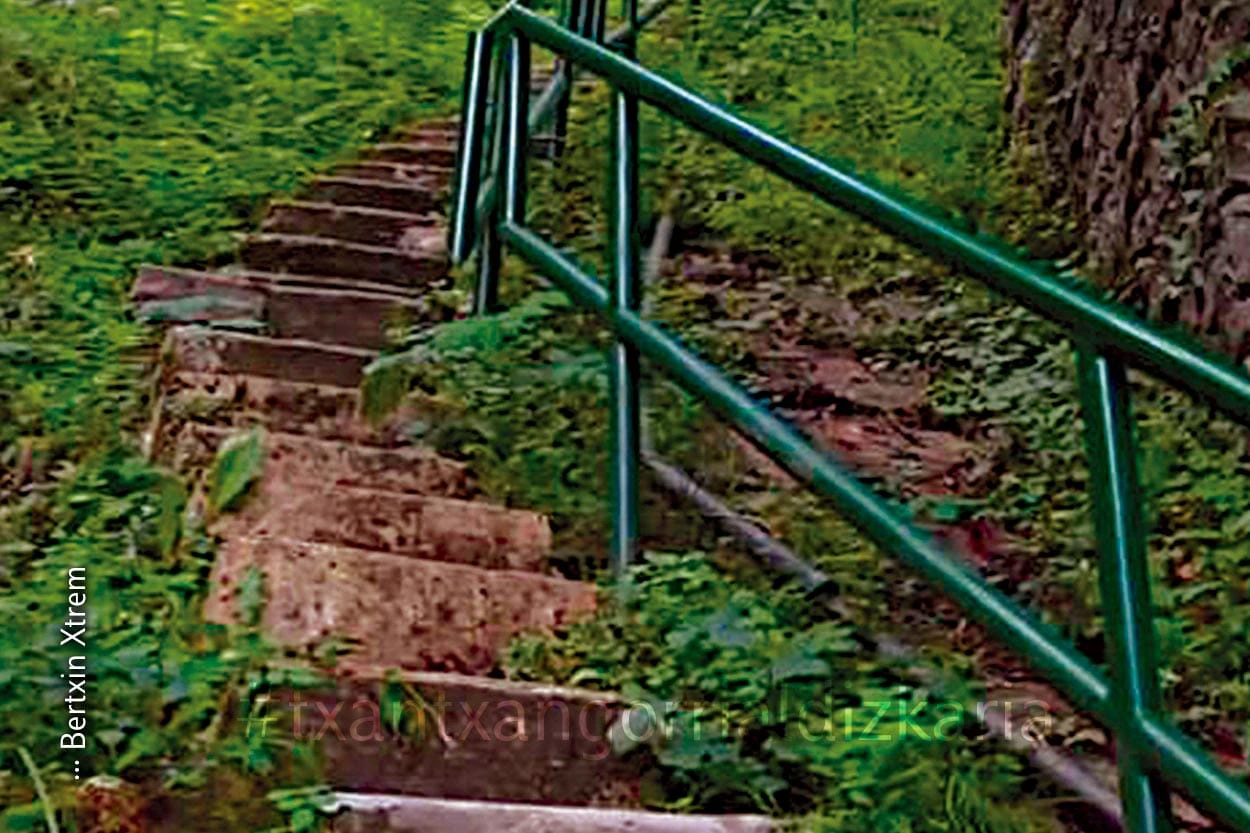 Las escaleras salen junto a la central de Bertxin.